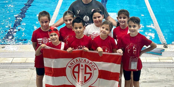 Minik Yüzücülerimiz Şenlikte Parladı!