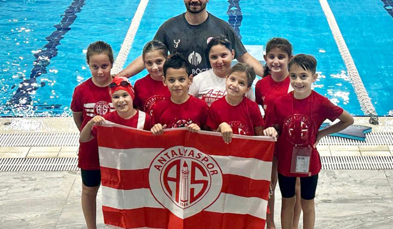 Minik Yüzücülerimiz Şenlikte Parladı!