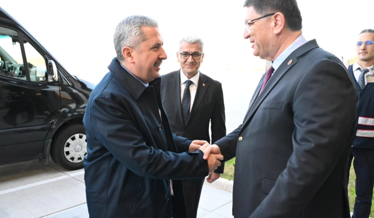 Antalya Havalimanı’nda Bakan Yardımcısı Coşkusu