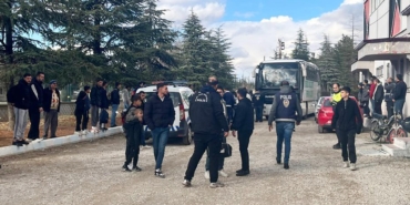 Susuz Belediyespor takım otobüsüne taşlı saldırı