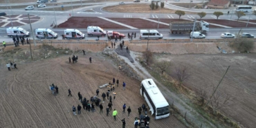 Öğrenci servis midibüsü ile kamyonet çarpıştı: 17 yaralı
