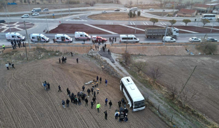 Öğrenci servis midibüsü ile kamyonet çarpıştı: 17 yaralı