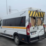 TIR, öğrenci servis minibüsüne çarptı; 20 yaralı