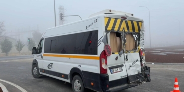 TIR, öğrenci servis minibüsüne çarptı; 20 yaralı