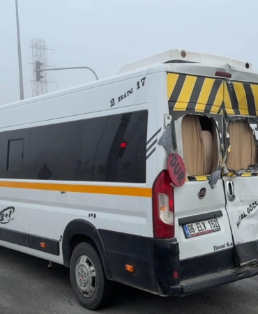 TIR, öğrenci servis minibüsüne çarptı; 20 yaralı