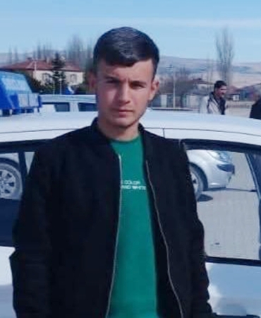 Seyir halindeki otomobilin kapısı açılınca düşerek öldü