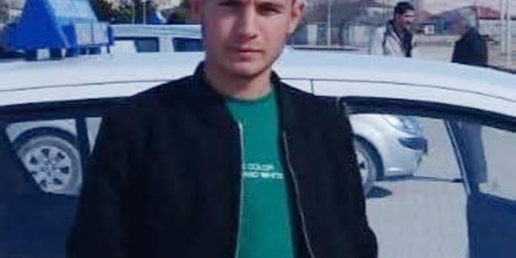 Seyir halindeki otomobilin kapısı açılınca düşerek öldü