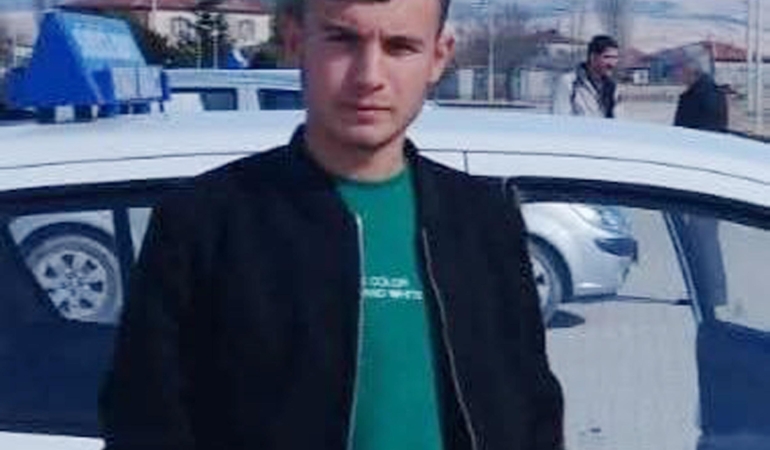 Seyir halindeki otomobilin kapısı açılınca düşerek öldü