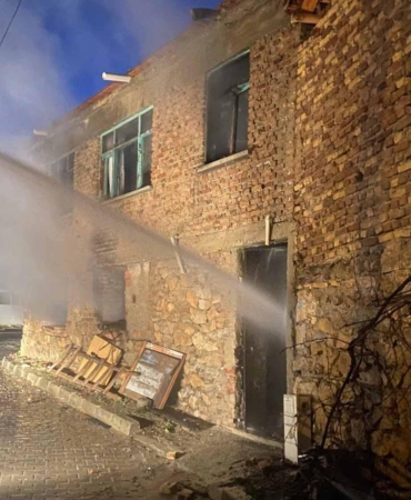 Çay’da 2 katlı binada çıkan yangın söndürüldü