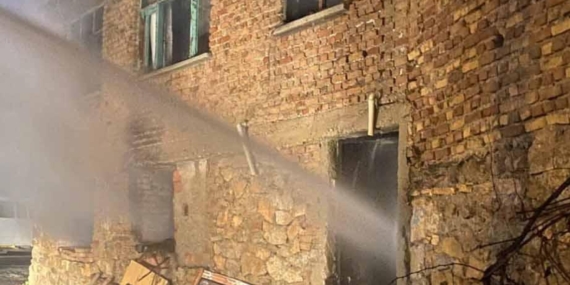 Çay’da 2 katlı binada çıkan yangın söndürüldü