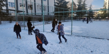 Çay’da kar çocukları sevindirdi