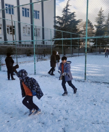 Çay’da kar çocukları sevindirdi