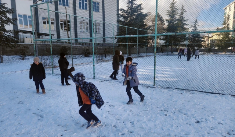 Çay’da kar çocukları sevindirdi