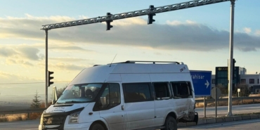 Öğrenci servis minibüsü ile otomobil çarpıştı: 9 yaralı