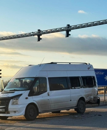 Öğrenci servis minibüsü ile otomobil çarpıştı: 9 yaralı