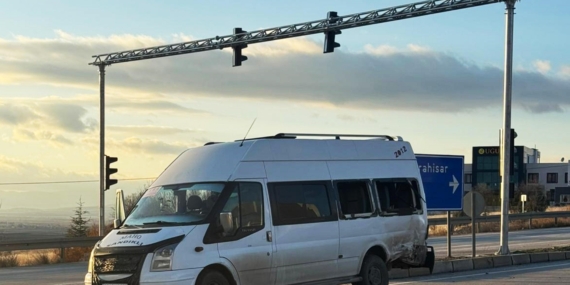 Öğrenci servis minibüsü ile otomobil çarpıştı: 9 yaralı