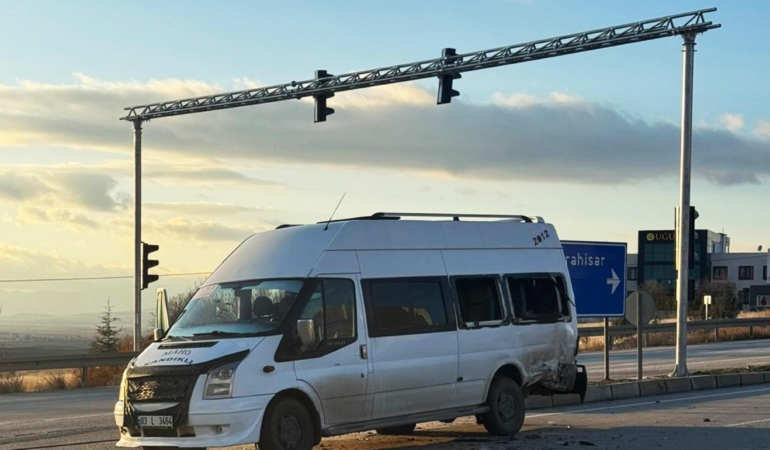 Öğrenci servis minibüsü ile otomobil çarpıştı: 9 yaralı