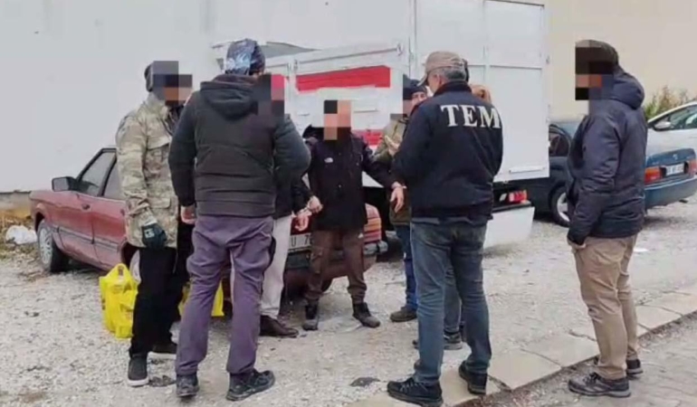Afyonkarahisar’da 9’u DEAŞ’le iltisaklı 62 yabancı uyruklu sınır dışı edildi