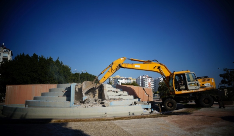 Konyaaltı’nda Süs Havuzu Kaldırıldı, Yeşil Alan Artıyor