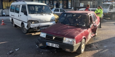 Otomobille minibüs çarpıştı: 1 yaralı