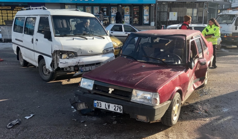 Otomobille minibüs çarpıştı: 1 yaralı