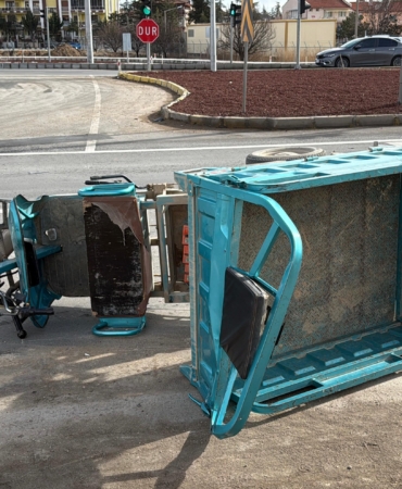 TIR ile üç tekerlekli motosiklet çarpıştı: 1 ölü, 3 yaralı