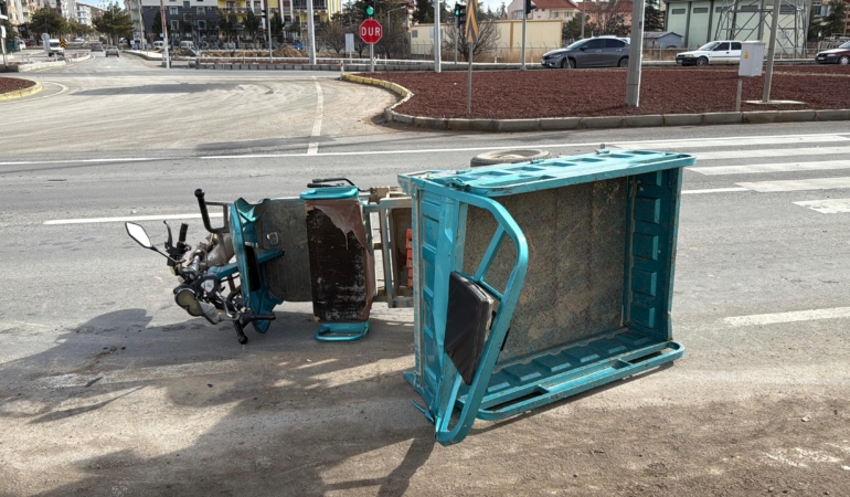 TIR ile üç tekerlekli motosiklet çarpıştı: 1 ölü, 3 yaralı
