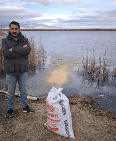 Gönüllüler donan Eber Gölü’ne kuşlar için yem bıraktı