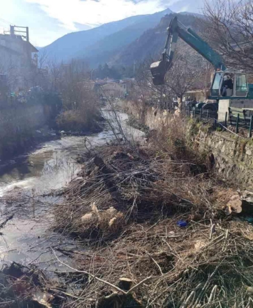 Dere temizliği sürüyor