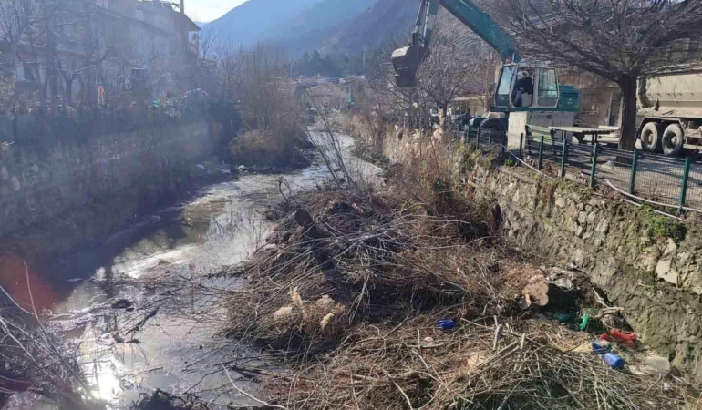 Dere temizliği sürüyor