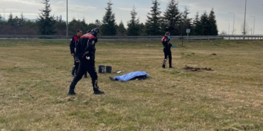 Yol kenarında erkek cesedi bulundu