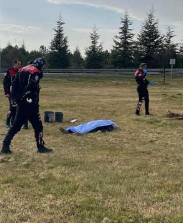 Yol kenarında erkek cesedi bulundu