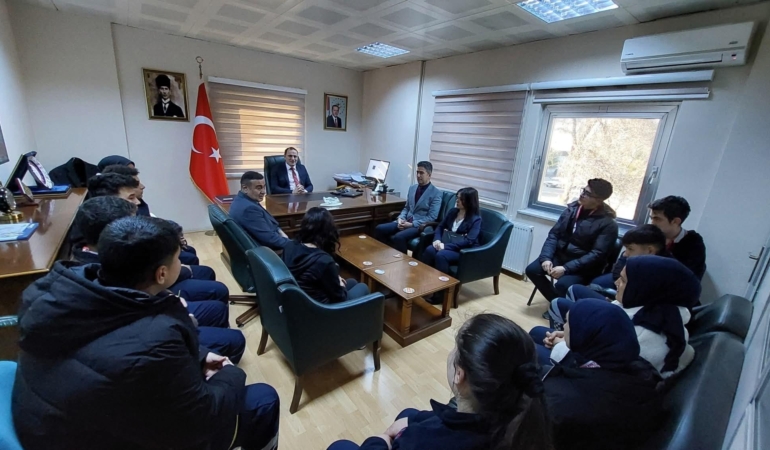 Madalyalı öğrencilerden kaymakama ziyaret