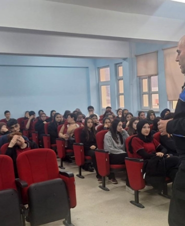 Polisten lisede bilgilendirme çalışması