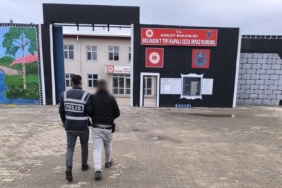 Aranan 2 hükümlüyü polis yakaladı