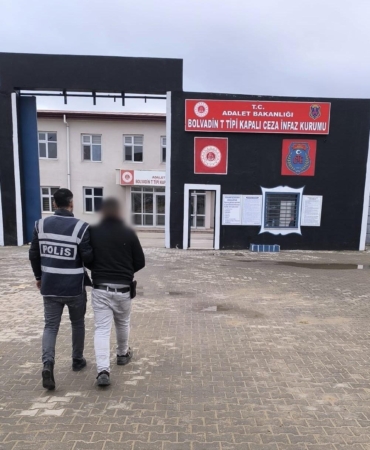 Aranan 2 hükümlüyü polis yakaladı