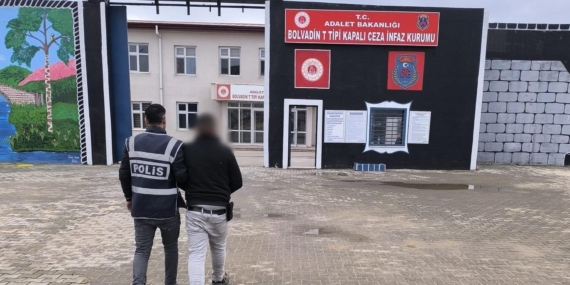 Aranan 2 hükümlüyü polis yakaladı
