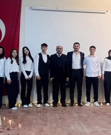 Öğrencilerden şiir dinletisi