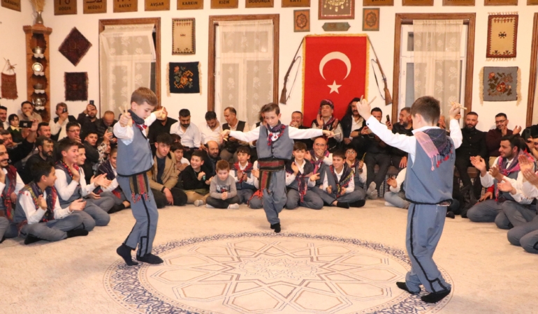 Yaren Gecesi düzenleyip, ilçe kültürünü yaşatıyorlar