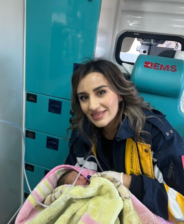 Ambulansta dünyaya geldi