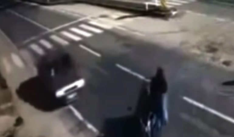 Otomobilin çarptığı üçtekerdeki anne ölürken, oğlu ağır yaralandı