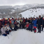 Doğa sporu tutkunlarının kar yürüyüşü