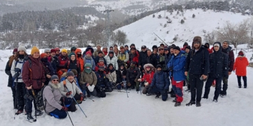 Doğa sporu tutkunlarının kar yürüyüşü