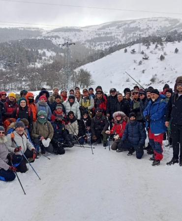 Doğa sporu tutkunlarının kar yürüyüşü