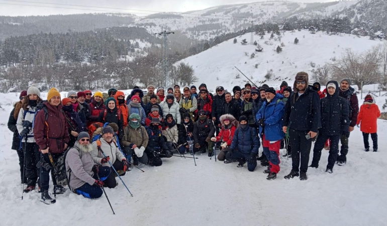 Doğa sporu tutkunlarının kar yürüyüşü