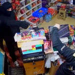 Girdikleri markette kasadaki parayı gasbeden 2 şüpheli tutuklandı