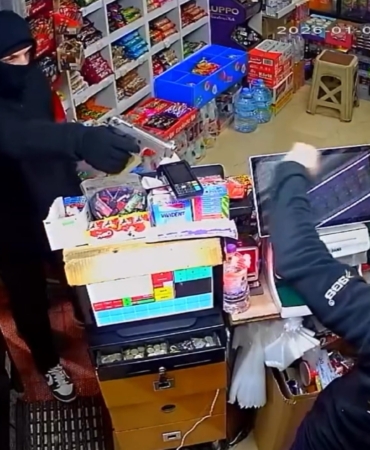 Girdikleri markette kasadaki parayı gasbeden 2 şüpheli tutuklandı