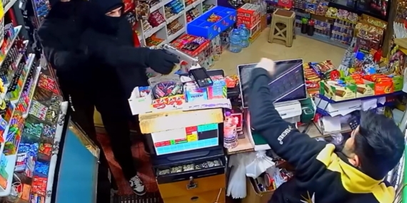 Girdikleri markette kasadaki parayı gasbeden 2 şüpheli tutuklandı