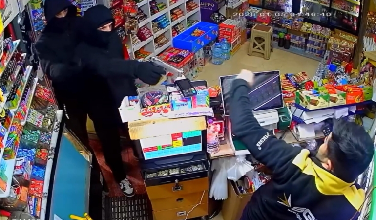 Girdikleri markette kasadaki parayı gasbeden 2 şüpheli tutuklandı