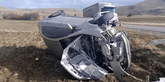 TIR ile çarpışan otomobildeki 5 kişi yaralandı